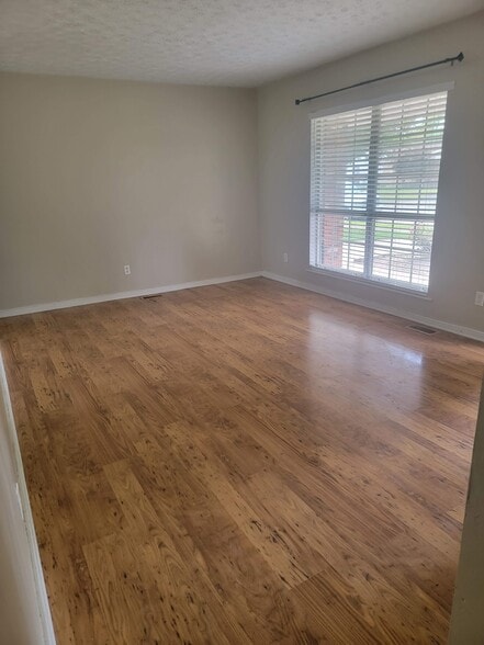 Building Photo - 1583 Roxbury Dr