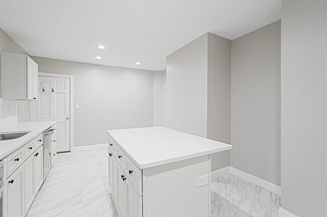 Building Photo - 381 Adams St