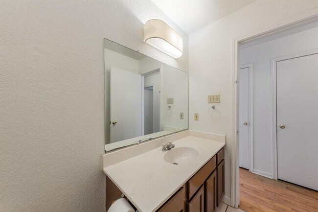 Building Photo - 2703 Cypress Ln