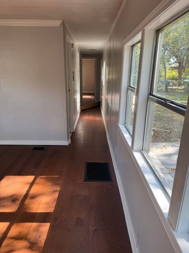 Building Photo - 328 NE Roselawn Ave