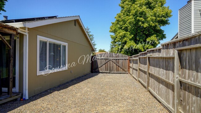 Building Photo - ~Beautiful Updated 4 Bed/2 Bath in Rohnert...