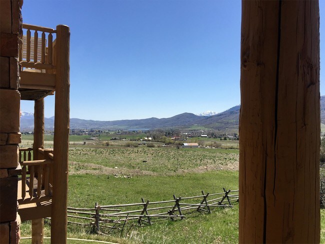 Building Photo - 5063 E Lakeview Dr