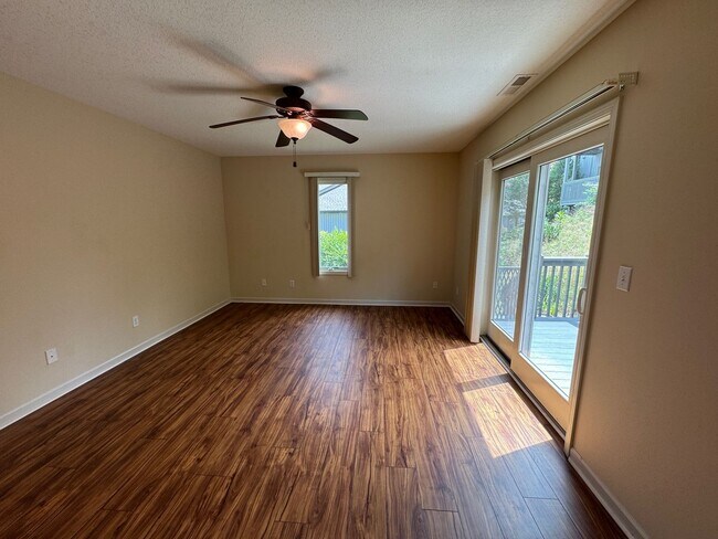 Building Photo - Weaverville - Well Kept Townhome with Flex Space