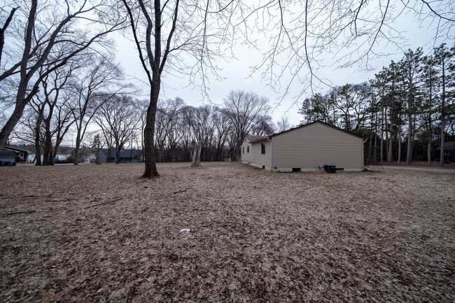 Building Photo - 1410 Juneau Ln N