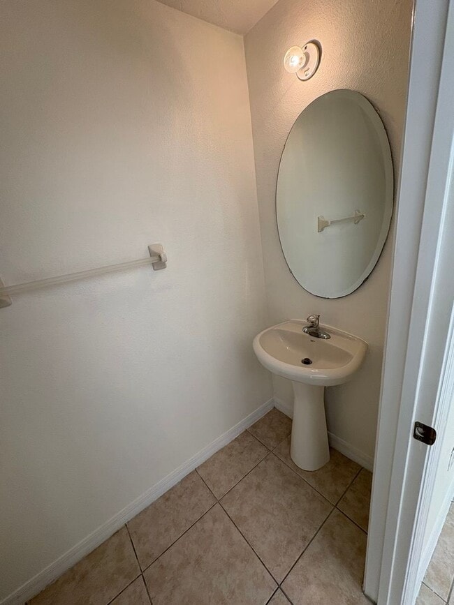 Building Photo - For Rent: 3 Bed / 2.5 Bath Townhome in Ash...
