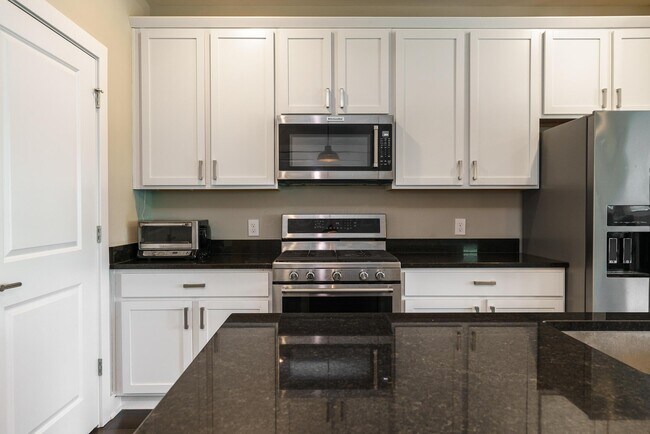 Building Photo - 1308 Forsythe Ave