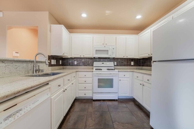 Building Photo - Elegant Open-Concept Home with Modern Touc...