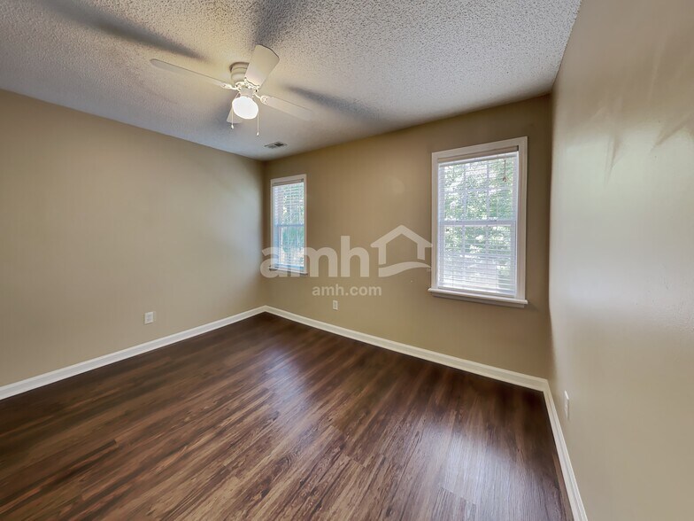 Building Photo - 1609 Middle Ridge Dr