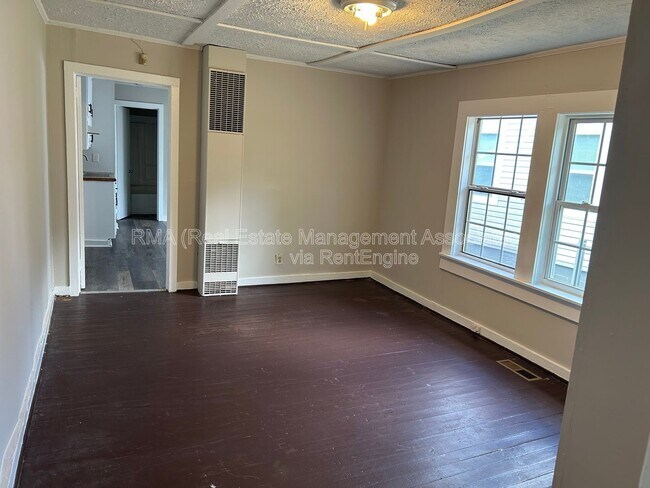 Building Photo - 1048 W College St Ext