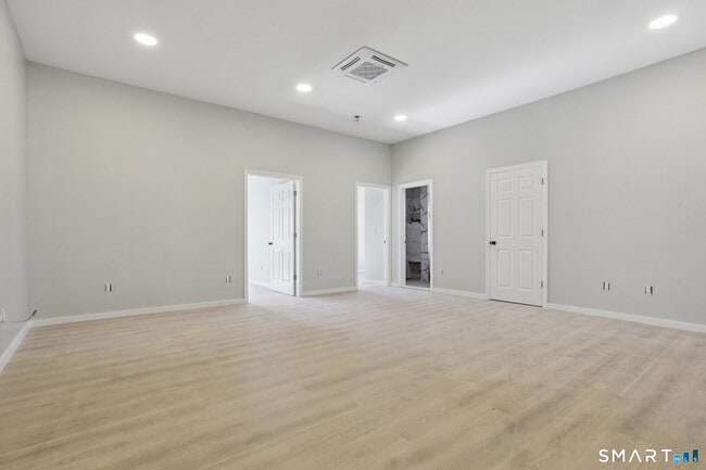 Building Photo - 215-219 Bank St