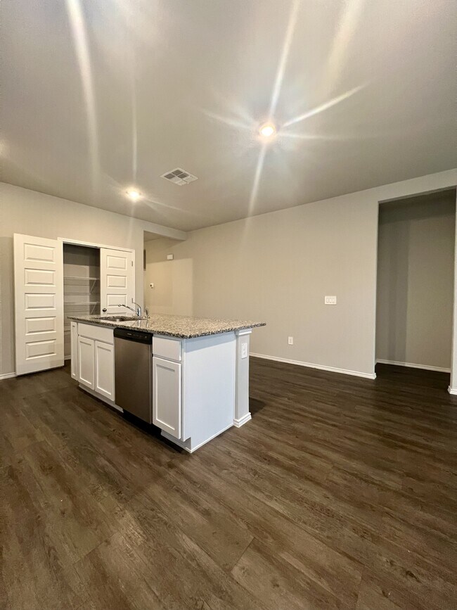 Building Photo - 596 Jennifer Wy