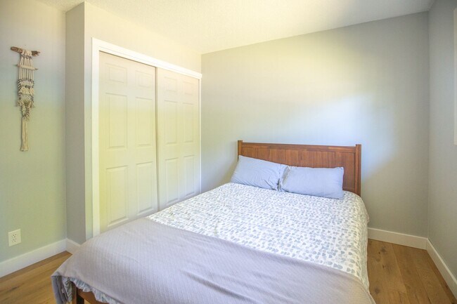 Building Photo - SE Portland 3 Bedroom Home with Amazing Ou...