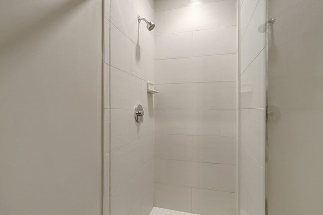 Building Photo - 1 bedroom 1 bathroom condo available immed...