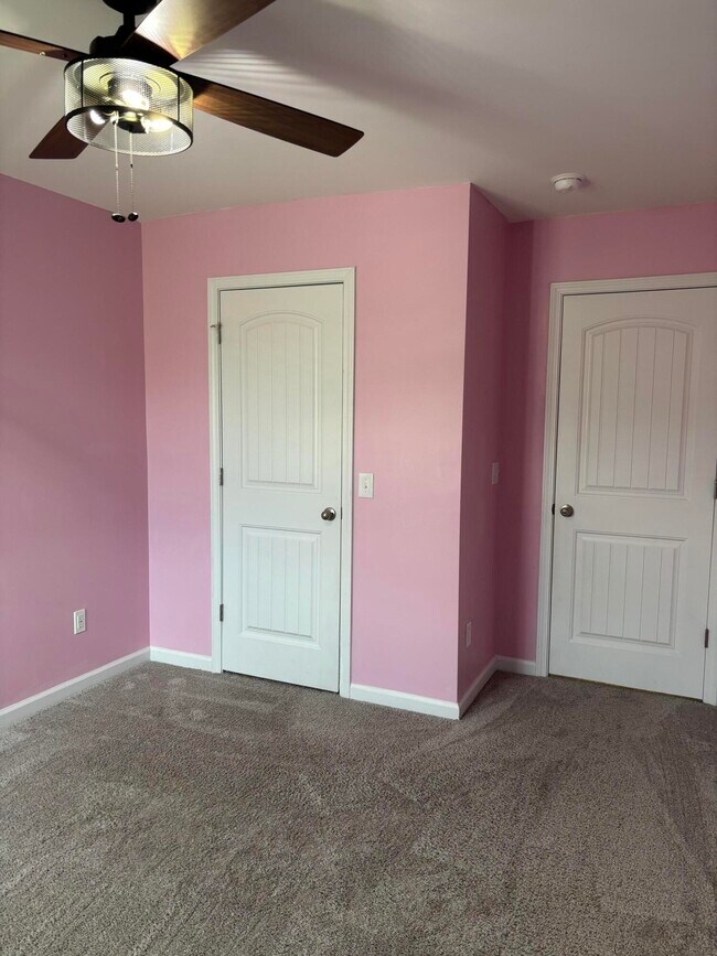 Building Photo - 335 Niblick Dr