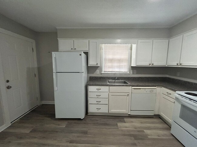 Building Photo - Charming and Affordable Downstairs Duplex ...
