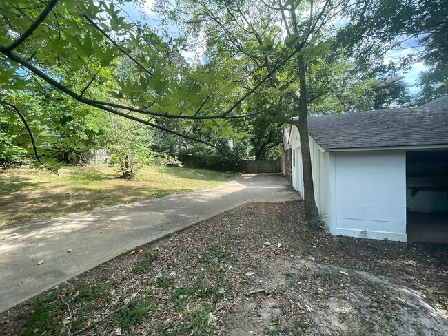 Building Photo - 9154 Haleville St