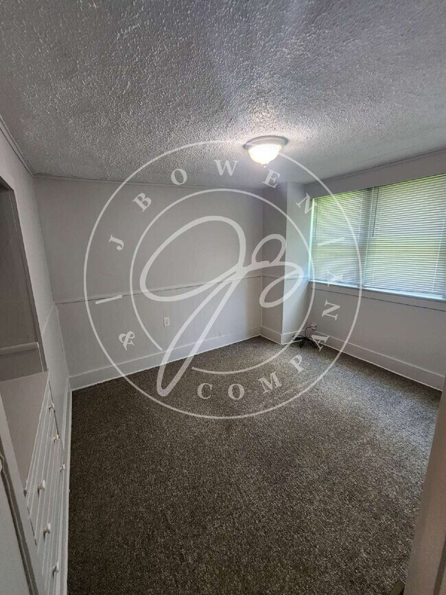 Building Photo - Charming 2-Bedroom Gem in Maumee!