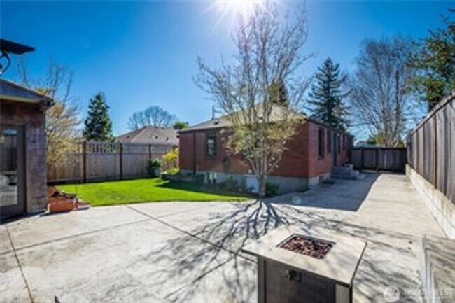 Building Photo - 5Bd/2Ba Seattle Home