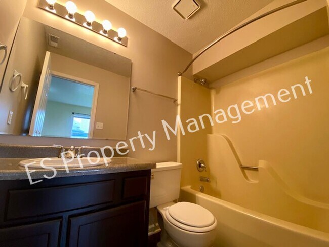 Building Photo - Wonderful 3 Bedroom 2 Bathroom Ranch Style...