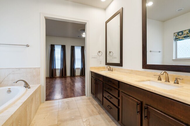 Building Photo - 1103 Summer St