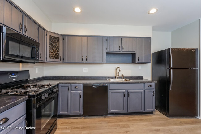 Building Photo - 634 Overdale Dr