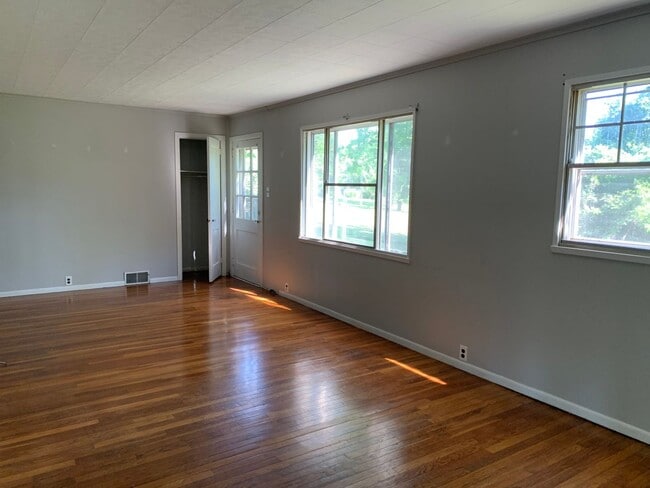 Building Photo - Newly renovated 2 Bedroom country home!