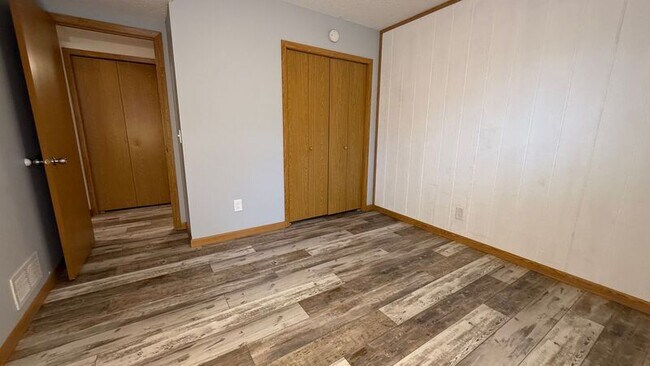 Building Photo - 8627/8635 Woodlawn Dr