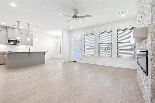 Building Photo - 7004 SW Orange Ave