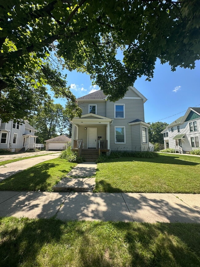 Building Photo - 838 1/2 Centerway St. Upper