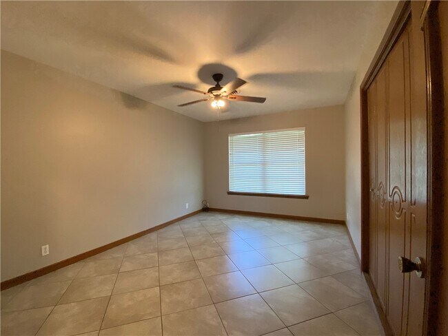 Building Photo - 536 W Yoakum Ave