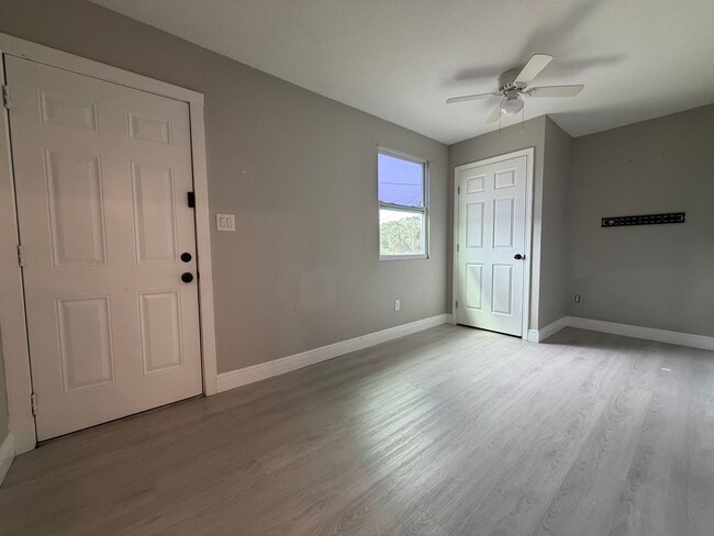 Building Photo - 3 bed/2 bath in St.Pete!