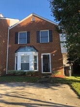Building Photo - Spacious Townhome in a Central Location!