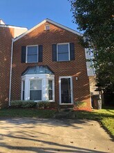 Building Photo - SPACIOUS TOWNHOME IN CENTRAL LOCATION