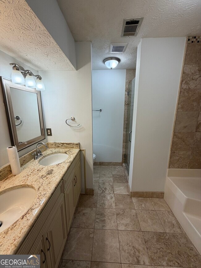 Building Photo - 3573 Clearview Dr