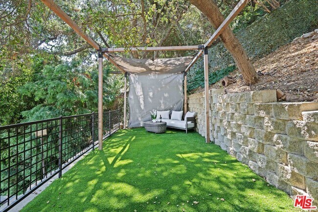 Building Photo - 2563 Hutton Dr
