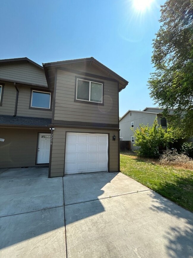 Building Photo - 2236 SW Reindeer Ave