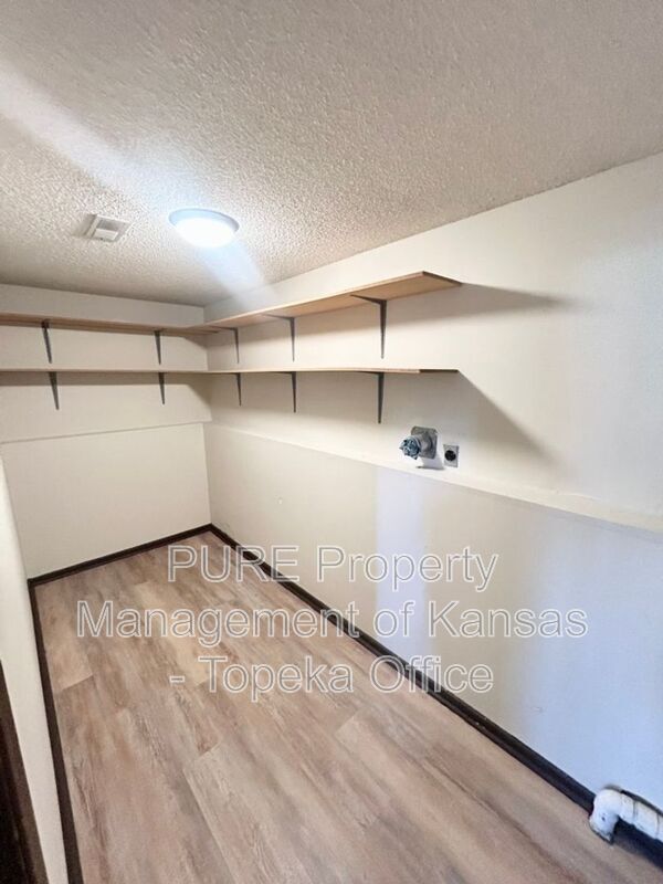 Building Photo - 2746 SE Lakeshore Blvd