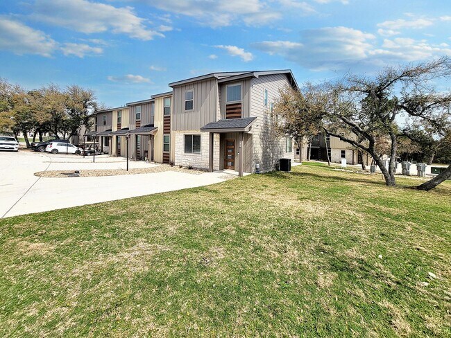 Building Photo - Sophisticated 3/BR 2.5/BS Home in Point Ve...