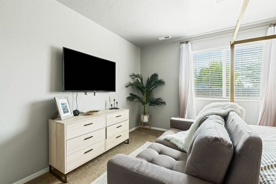 Building Photo - 10569 Cool Springs St