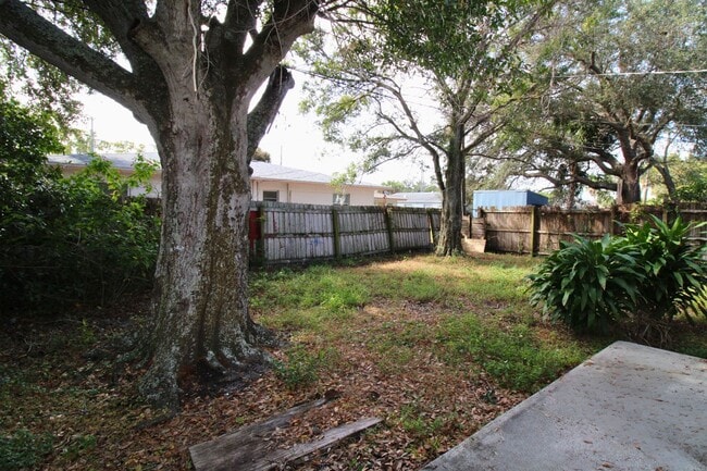 Building Photo - Charming Largo Home with a Spacious Fenced...