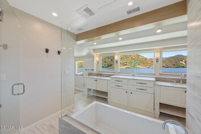 Building Photo - 800 Lake Sherwood Dr