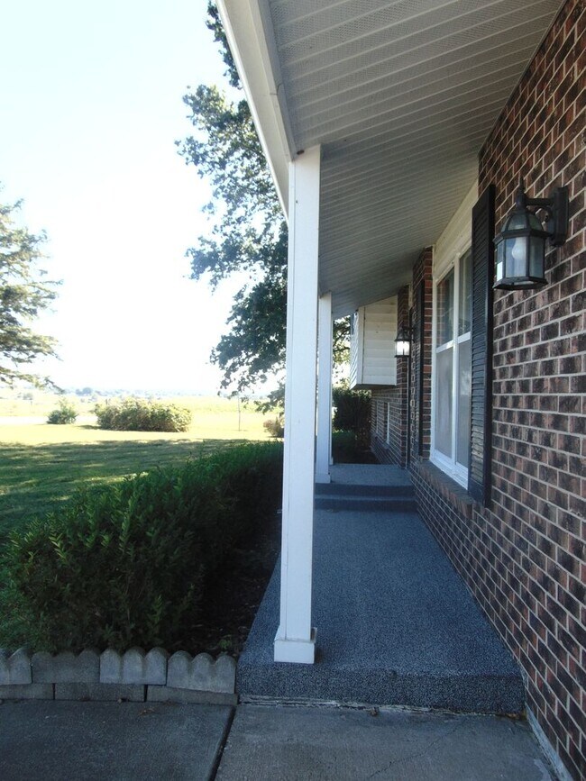 Building Photo - Fayette Family Farm House!
