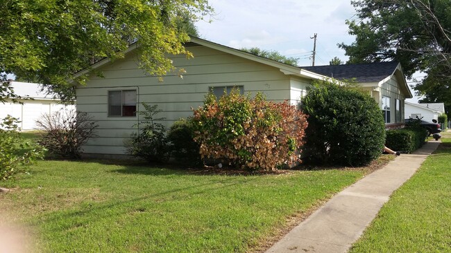 Primary Photo - Beautifully remodeled 2-bedroom home in a ...