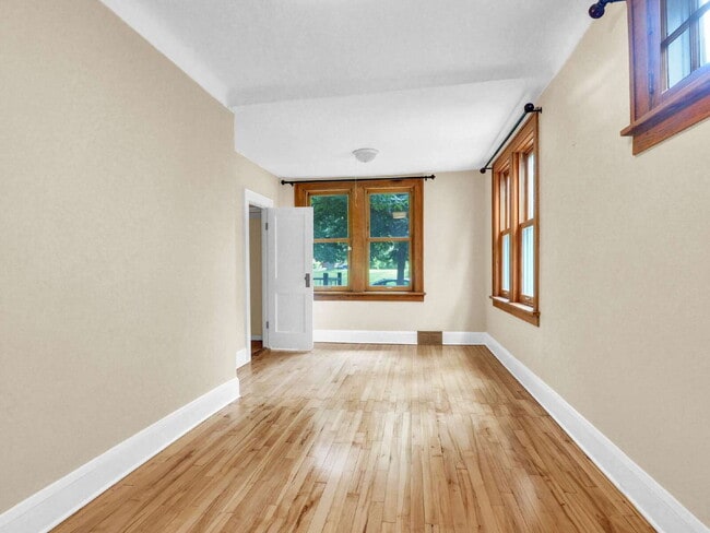 Building Photo - Spacious 5 bedroom home on Minnehaha Parkw...