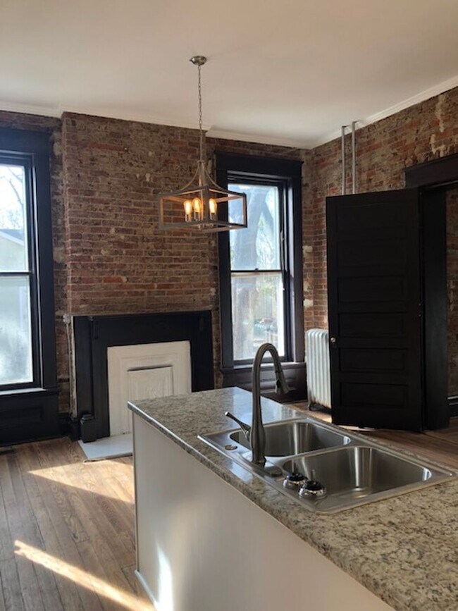 Building Photo - 1347 Park St