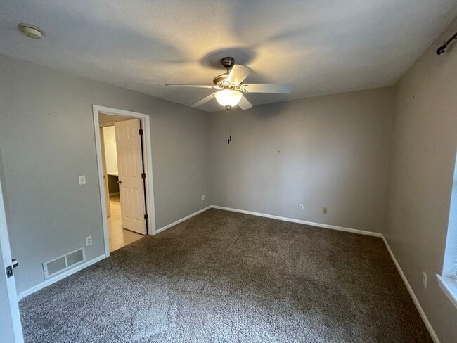 Building Photo - Lake Bella Vista Townhome Rockford