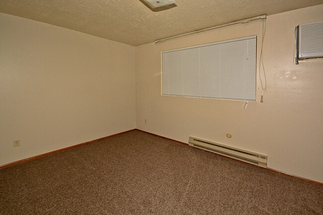 Building Photo - 2 bedroom 1.5 bath with a carport & backyard