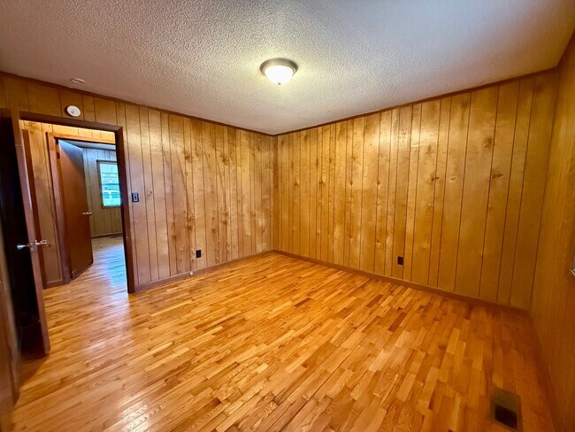 Building Photo - 4 Bedroom/1.5 Bathroom Home in Paragould AR - $1,275/month