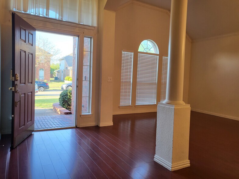 Building Photo - 4522 Oak Shores Dr