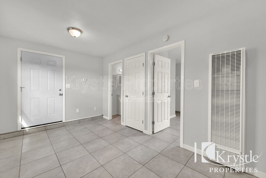 Building Photo - 714 Gateway Dr